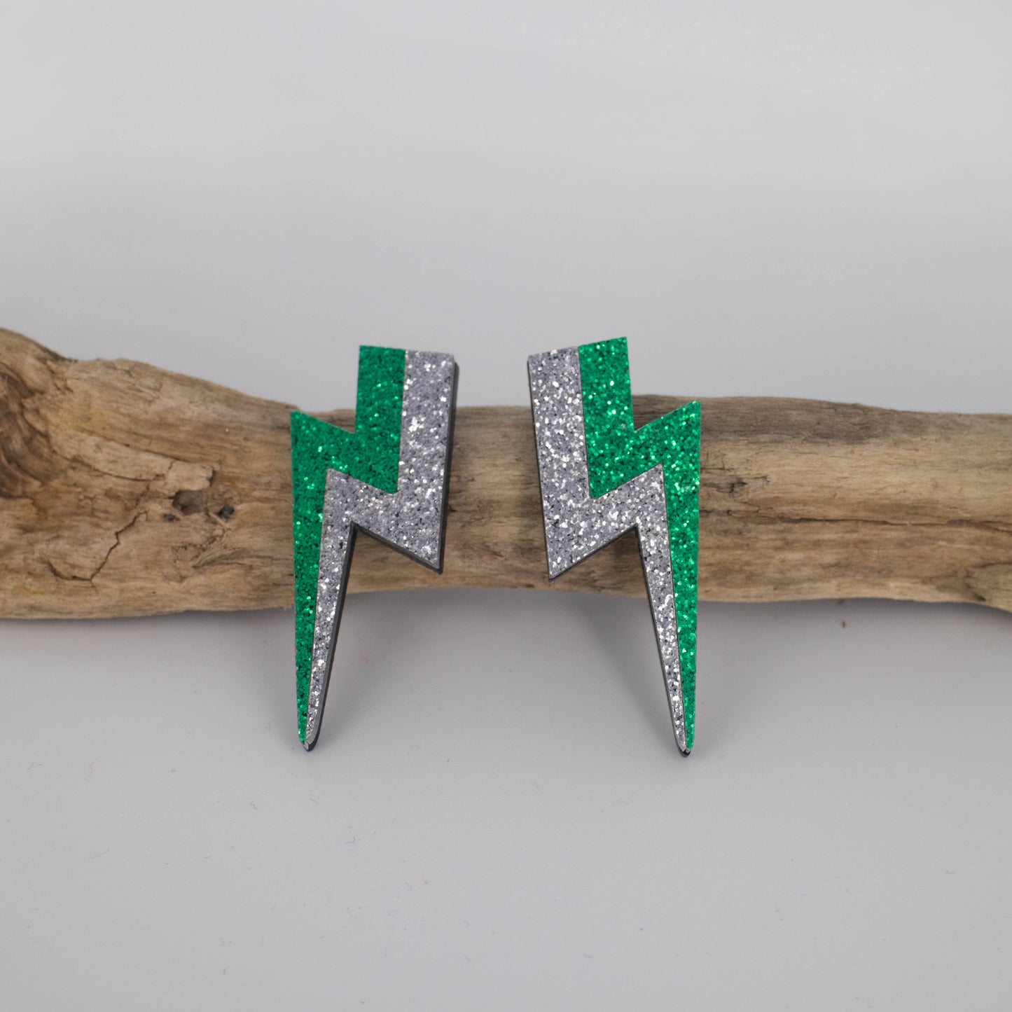 Aros Rayo Glitter Verde – Electricidad y Brillo en un Solo Look