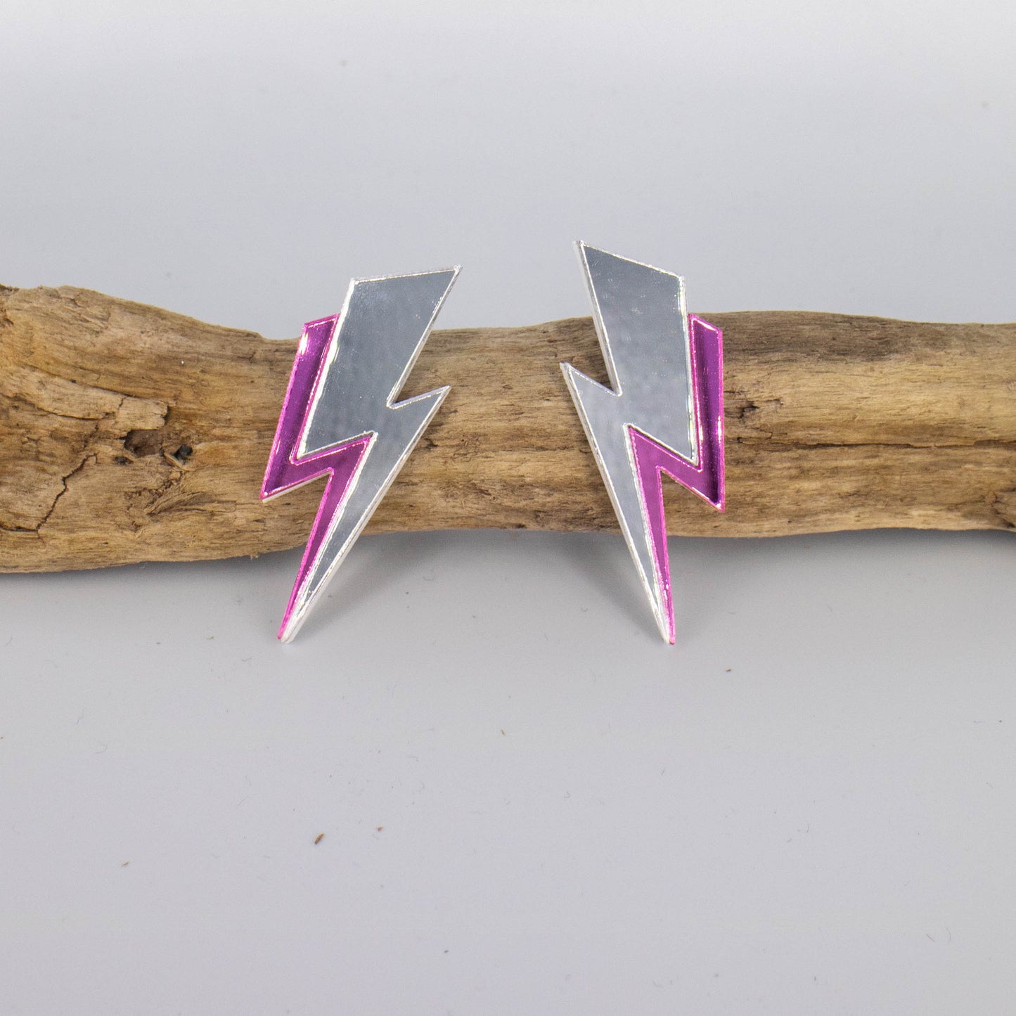 Aros Rayo Espejados Fucsia – Toque Eléctrico y Brillante