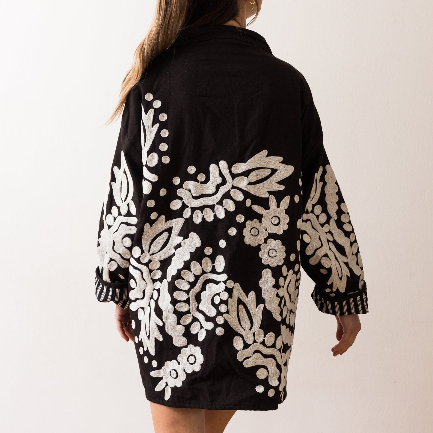 CHAQUETA TANGI BORDADA b/n