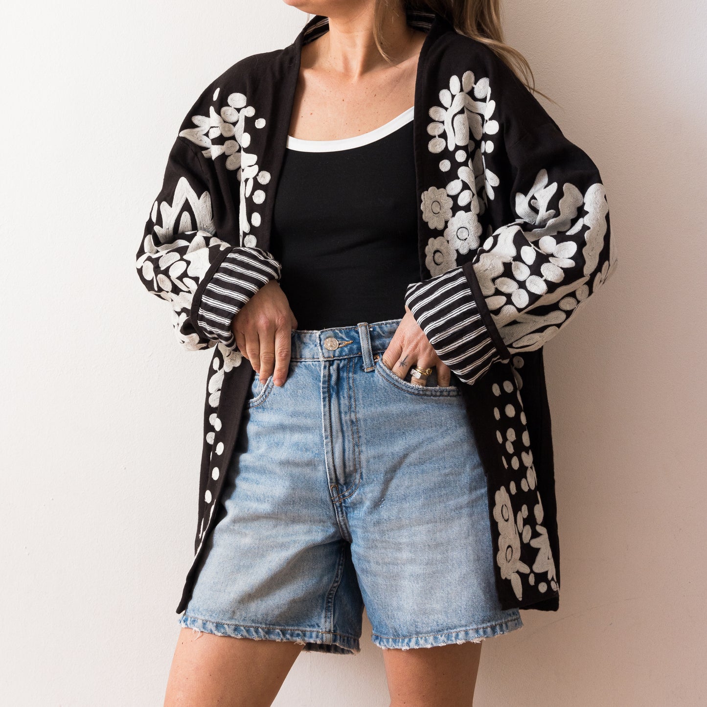CHAQUETA TANGI BORDADA b/n