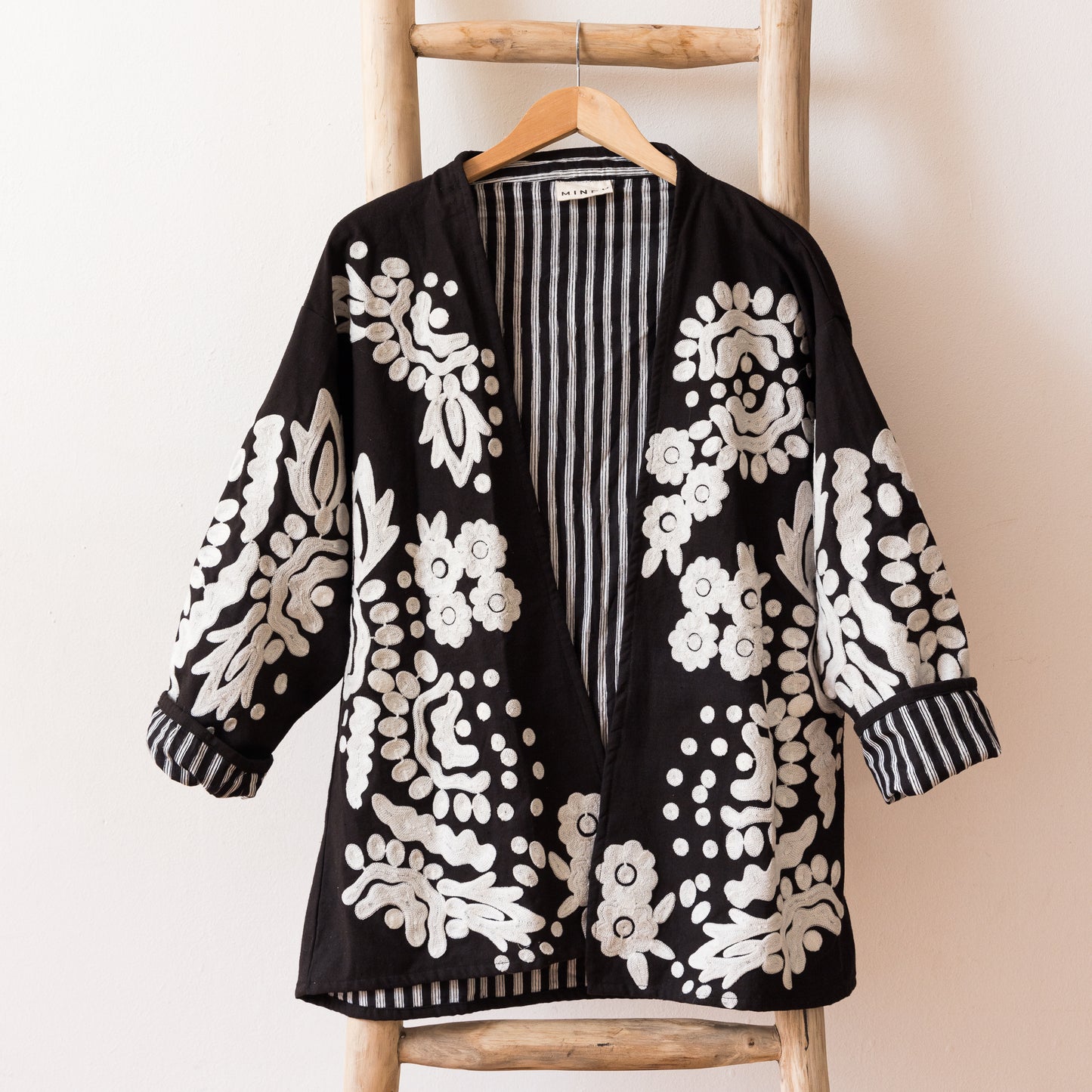 CHAQUETA TANGI BORDADA b/n