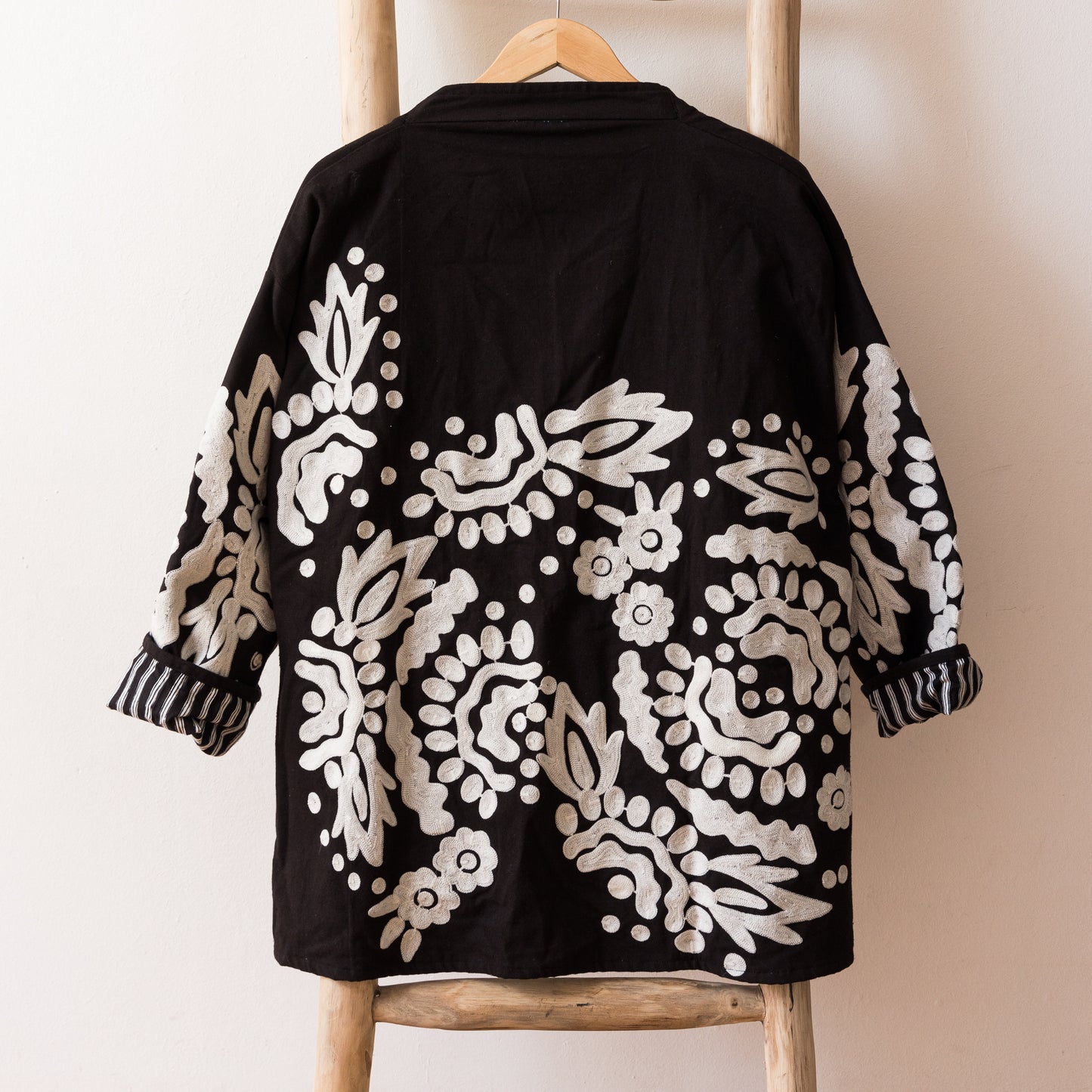 CHAQUETA TANGI BORDADA b/n