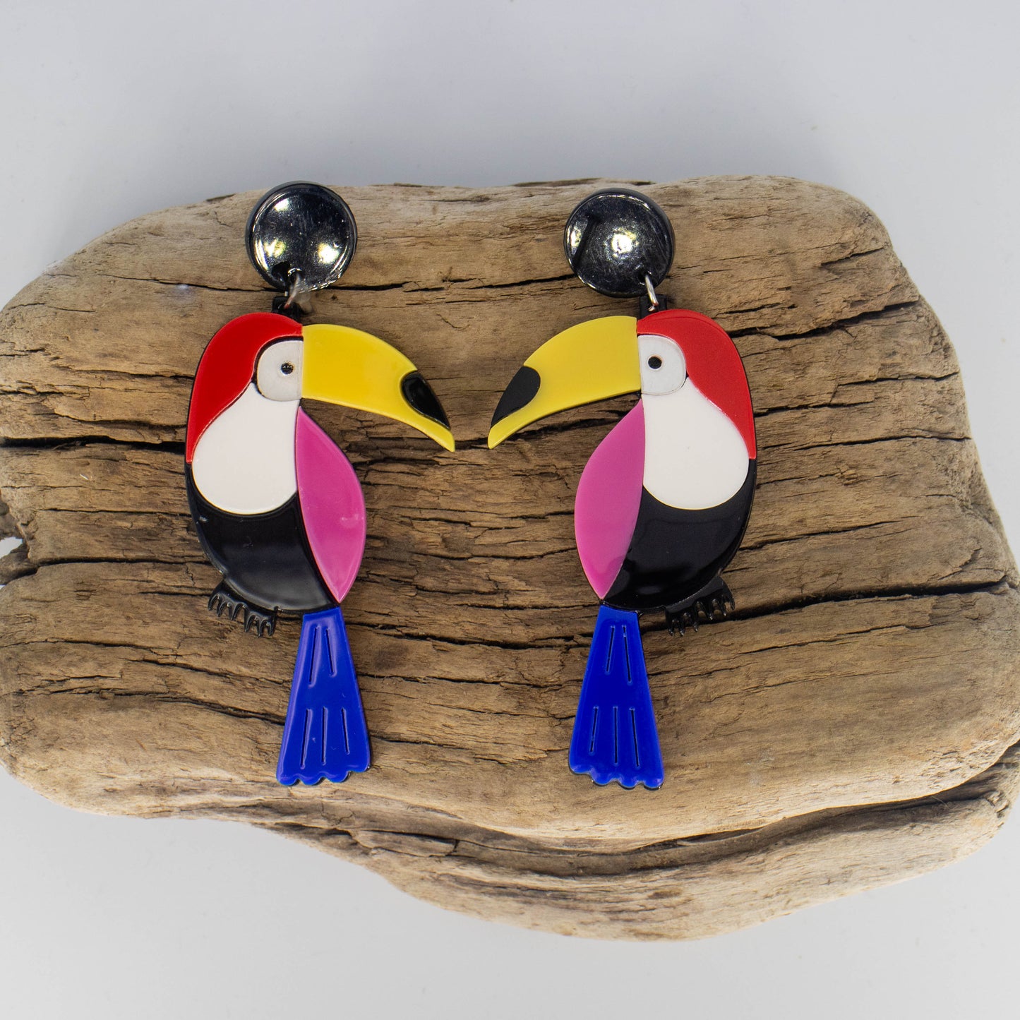Aros Tucán Tropicales – Acrílico Multicolor con Estilo Gráfico y Sofisticado