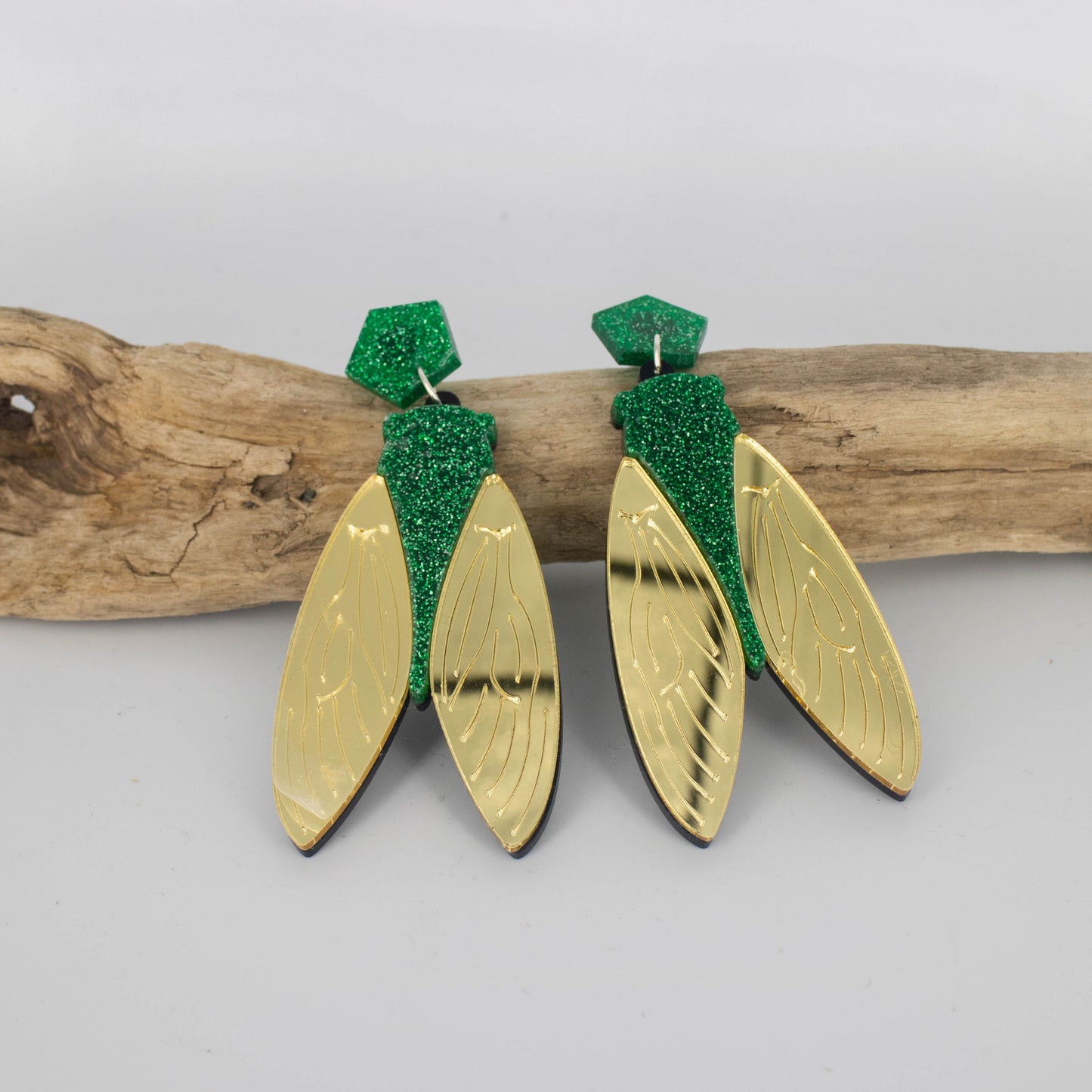Aros Polilla – Alas Doradas y Glitter Verde con Actitud Nocturna