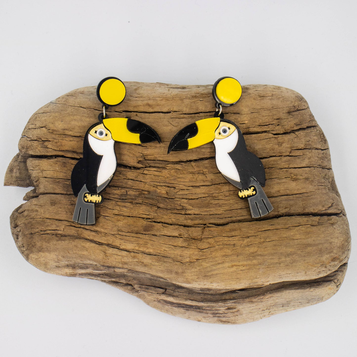 Aros Tucán Clásicos – Acrílico Negro con Amarillo Estilo Tropical