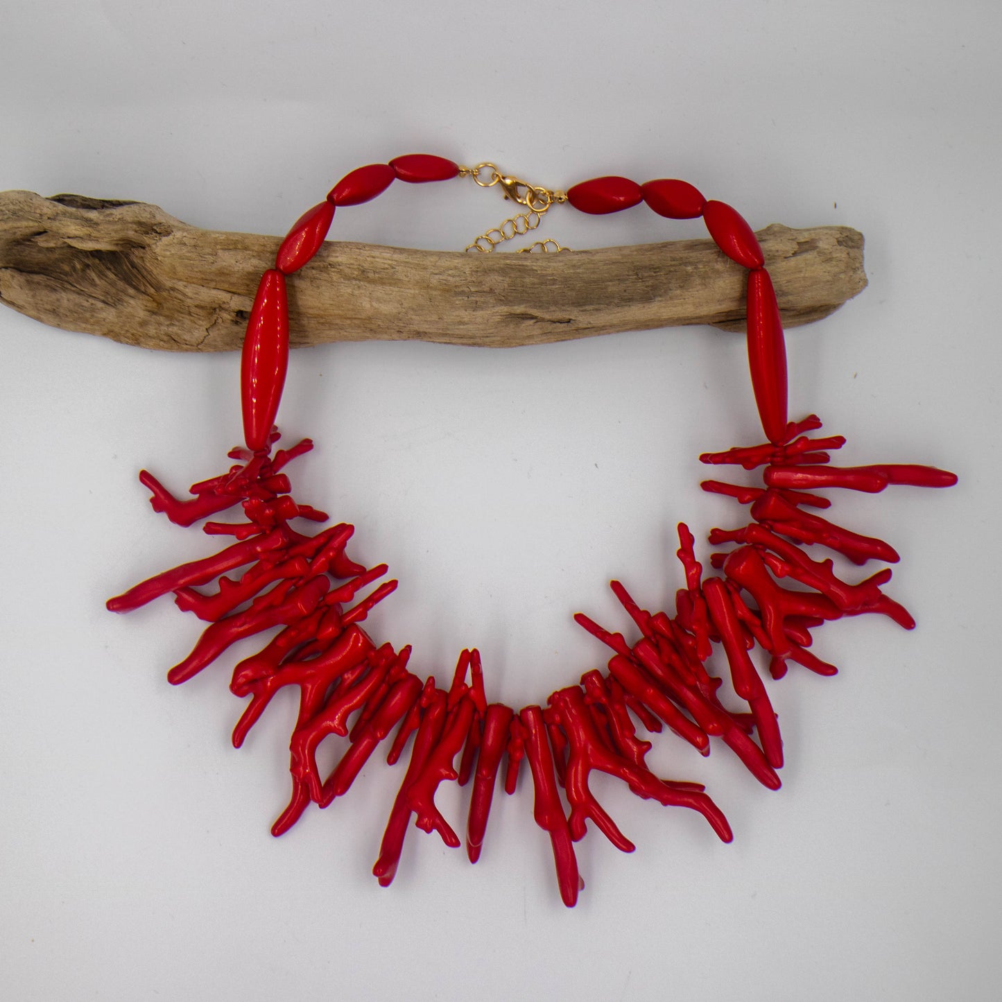 Collar Coral Rojo – Belleza Natural y Ligereza