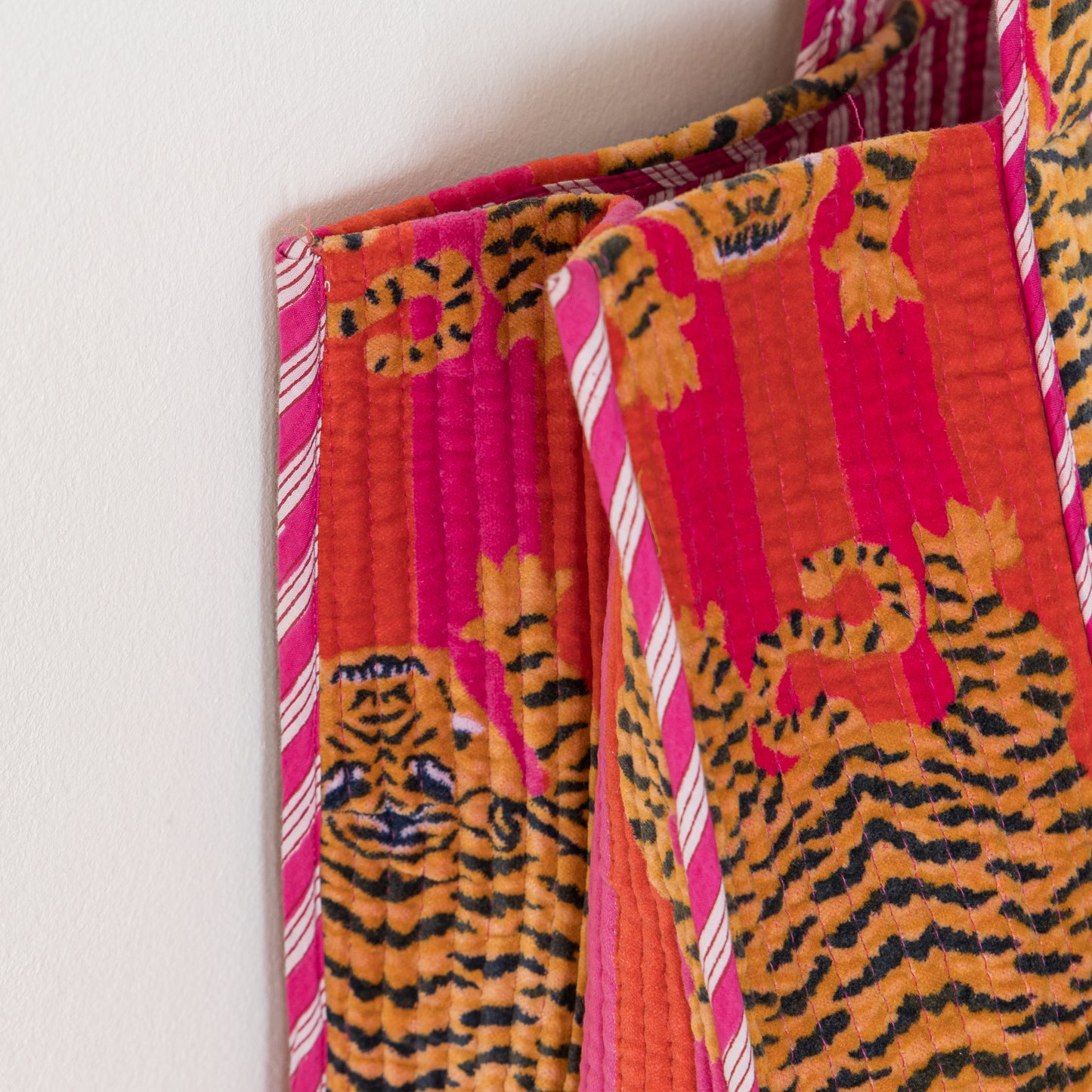 TOTE TIGRE FUCSIA NARANJA VELVET
