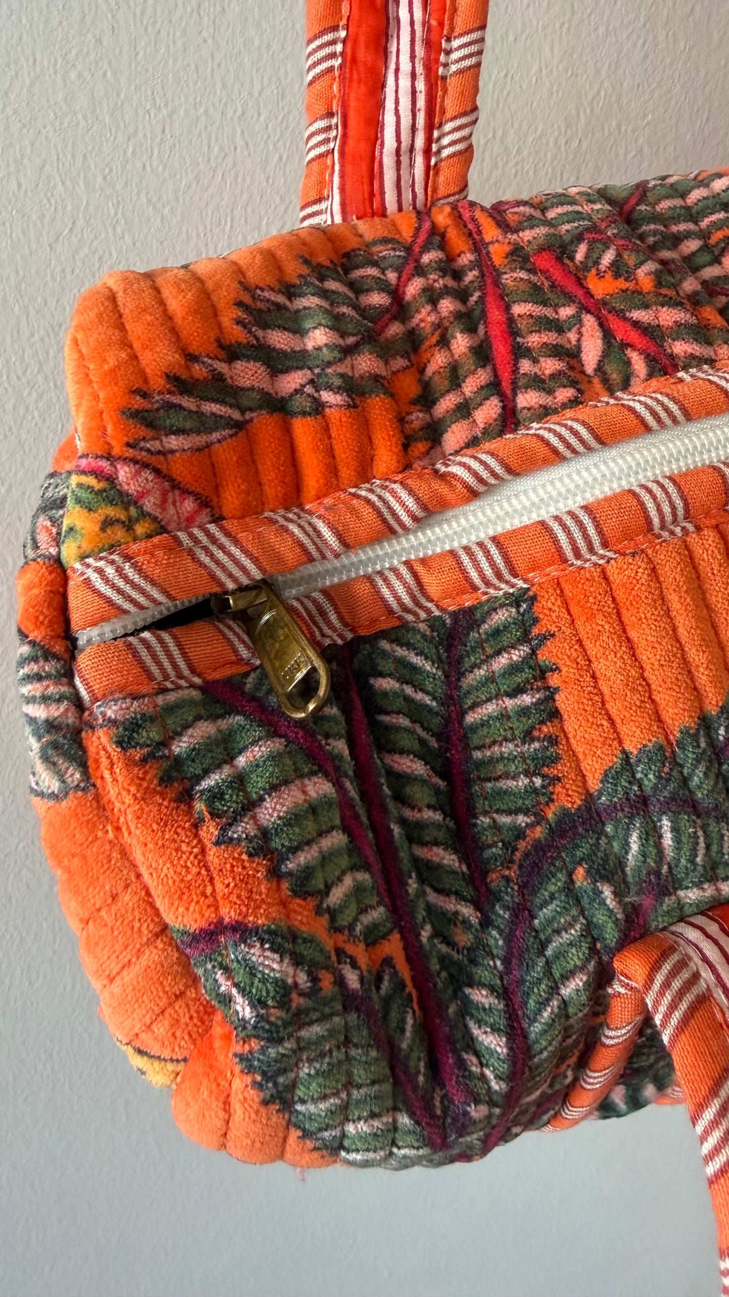 Bolso de Maquillaje Selva Naranjo Velvet | Mindú