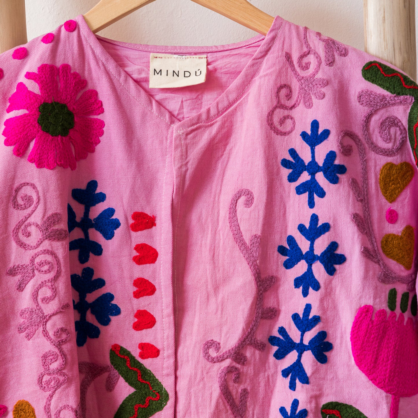 CHAQUETA TANGI  BORDADA ROSA