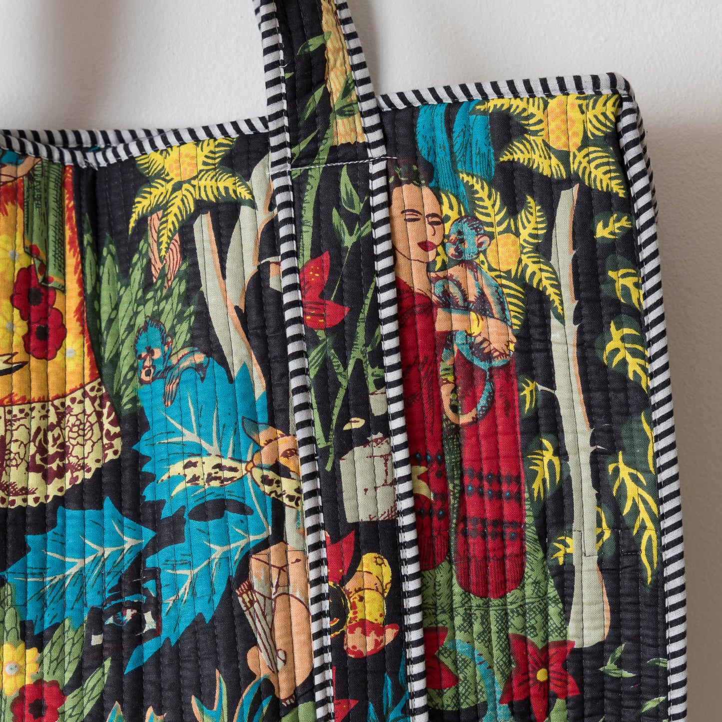 TOTE  FRIDA NEGRO CON CIERRE