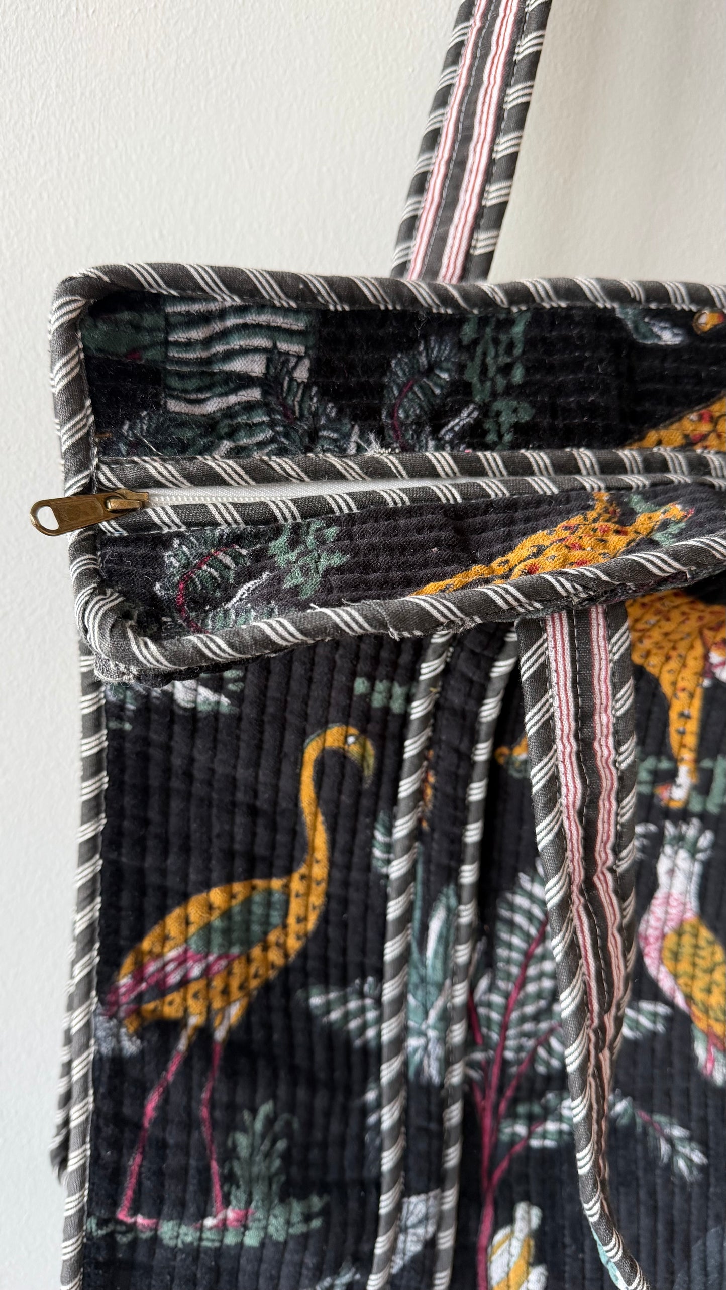 Tote Selva Negro Velvet con Cierre | Mindú