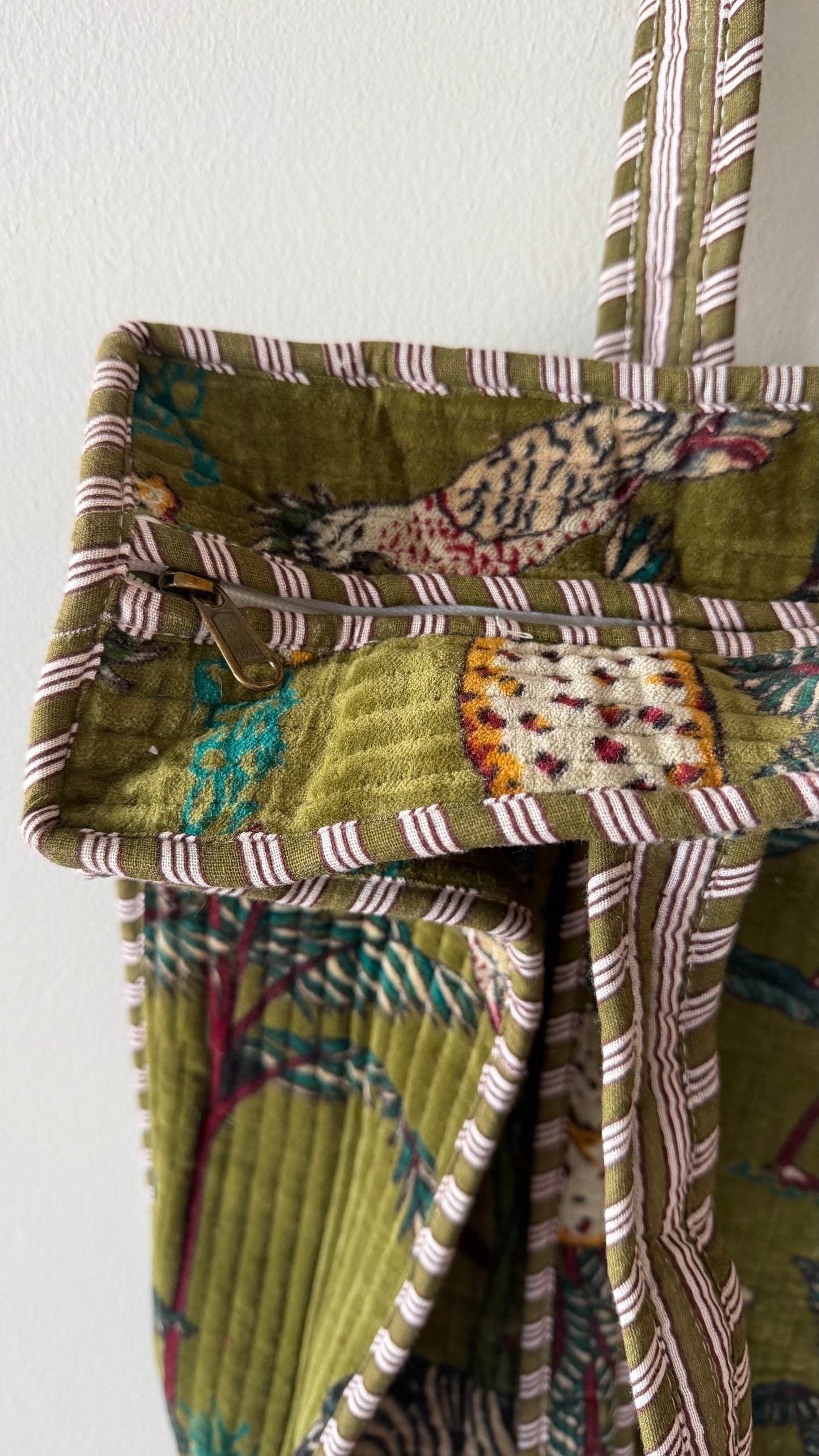 Tote Selva Verde Velvet con Cierre | Mindú