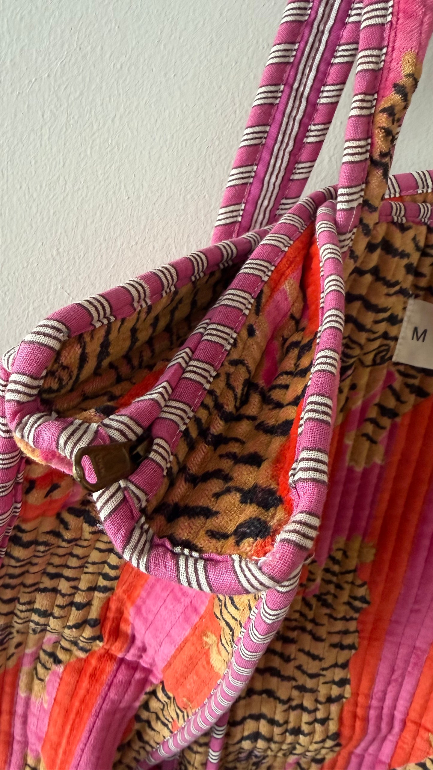 Tote Tigre Fucsia/Rojo Velvet con Cierre | Mindú